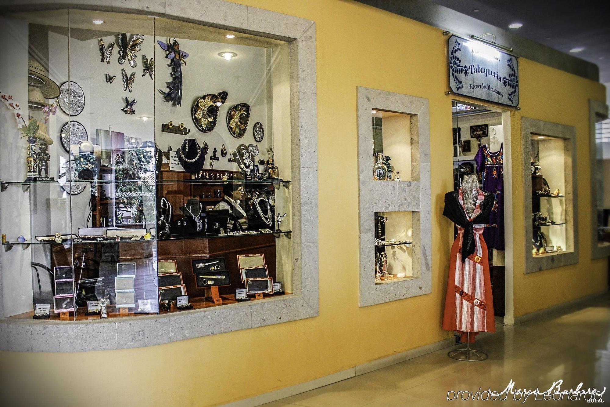 ホテル クリスタル サテライト マリア バルバラ Tlalnepantla  エクステリア 写真 Souvenir shop at the airport