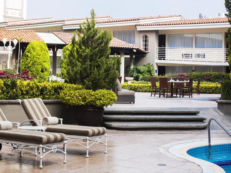 ホテル クリスタル サテライト マリア バルバラ Tlalnepantla  エクステリア 写真 The pool at the hotel