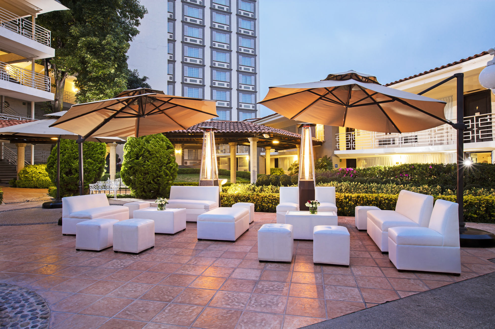ホテル クリスタル サテライト マリア バルバラ Tlalnepantla  エクステリア 写真 The hotel's courtyard